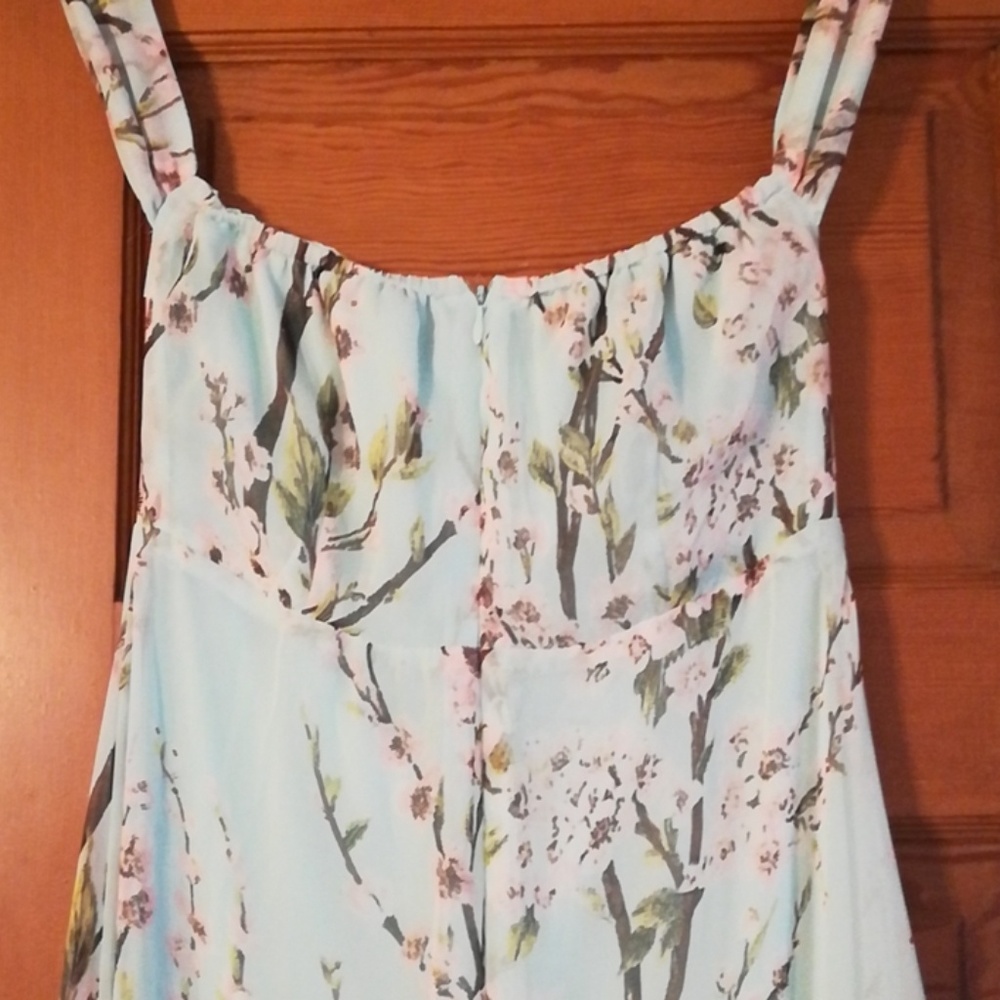 Feminine and flowy formal dress - Picture 4 of 8